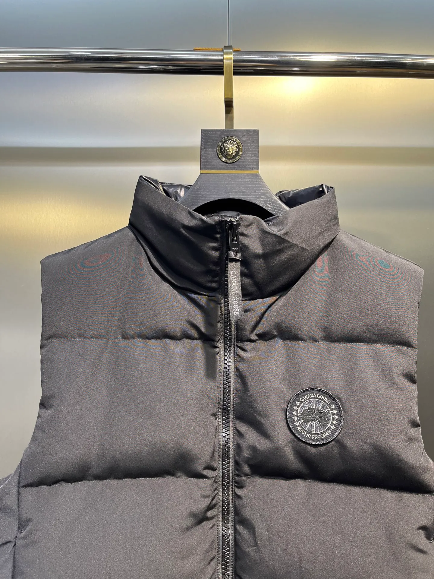 P660 Canadian Grandview black label women's short vest.  Constructed from Arctic Tech recycled fabric®, it features a cinchable hem for sleek styling and storage. Color: Polaris white, black, beige, soft light pink.  Size: s-xl